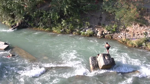 Happy kid diving in a river, HD, DNxHR 스톡 동영상 151445035