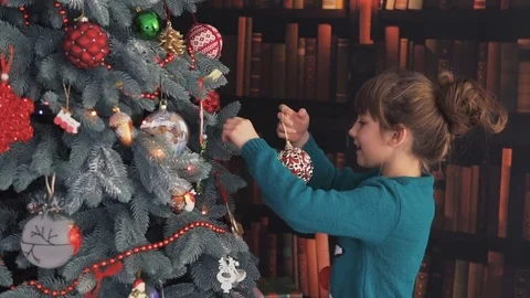 Happy Kid Dressing up the Christmas Tree Vidéo 69946087