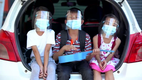 Happy kid on trunk car sing a song, family kids wearing mask and face shield 스톡 동영상 132585335