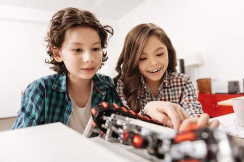 Happy kids programming robot in the science studio Foto stock