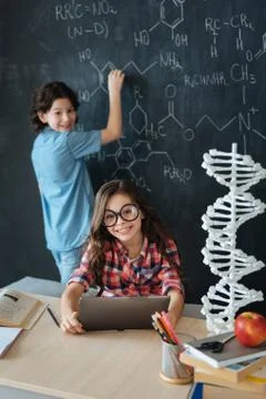 Happy little pupils enjoying chemistry class at school Stockfoto's