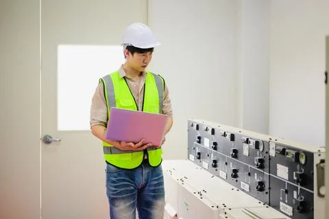 Happy maintenance engineer checking and maintaining solar panels 스톡 사진