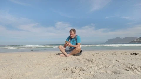 Happy man on beach talking on cell phone Vidéo 126628892