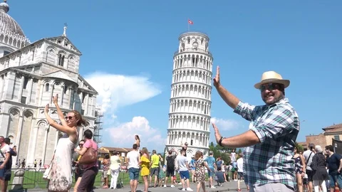Happy man having fun posing holding Pisa tower in hands, Tuscany, Italy Vidéo 104266197