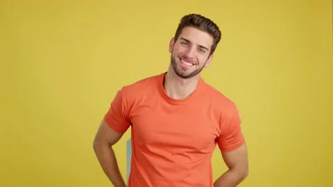 Happy man looking at the camera giving a present Vídeos de archivo 234862343