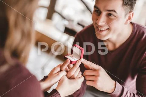 The happy man makes a proposal to his girlfriend Stock Photos
