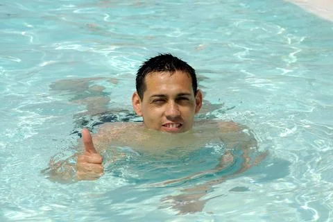 Happy man in pool Foto stock
