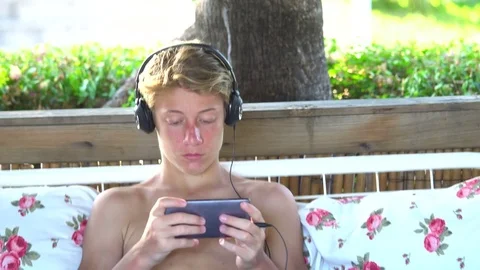 Happy man sending a message Vidéo 79861642