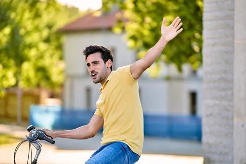 Happy man smiling while enjoying a ride on a bike outdoors. Foto stock