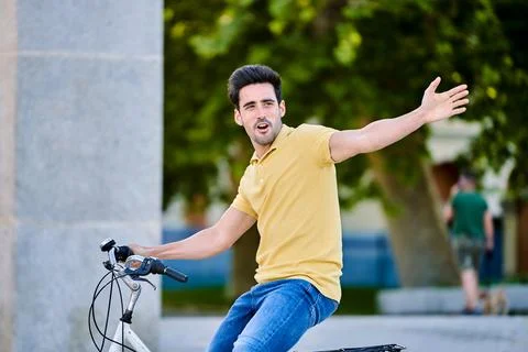 Happy man smiling while enjoying a ride on a bike outdoors. Foto stock