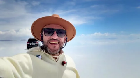 Happy Man Taking Selfie at Salar de Uyuni Salt Flat Bolivia 스톡 동영상 338037538