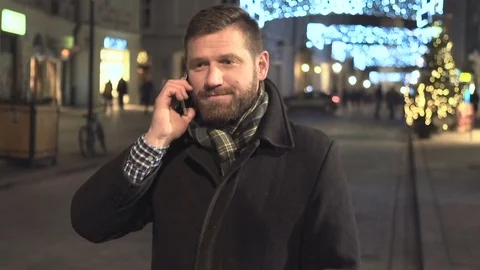 Happy man talking by smartphone, next to horse cab, night, steadycam, christmas Vidéo 72782107