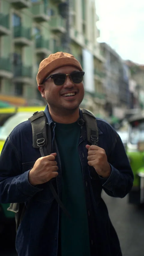 Happy man tourist looking at camera taking photo selfie video on smartphone. Stock Footage 295347293