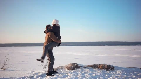 Happy married couple run to each other to embrace. Stockbeeldmateriaal 150331302