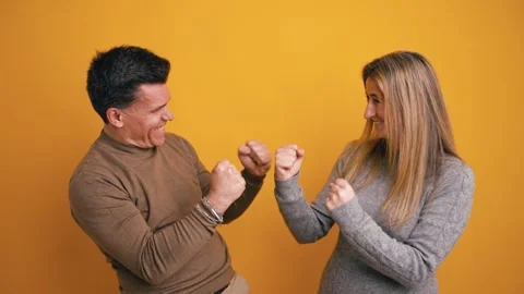 Happy middle aged couple playing rock paper scissors Vídeos de archivo 333410019