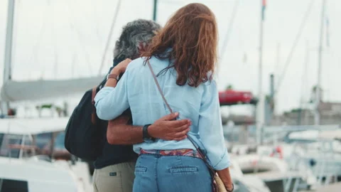 Happy middle aged couple walking in the port Vídeo Stock 250841995