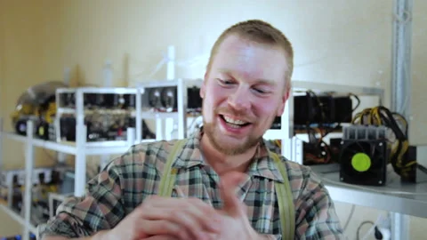 Happy miner with bitcoin Vídeo Stock 87043906