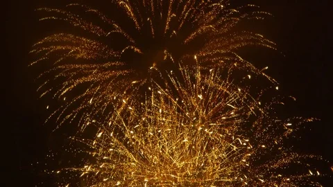 HAPPY NEW YEAR 3D-text in front of glamorous golden fireworks in the night sky Vidéo 83312831