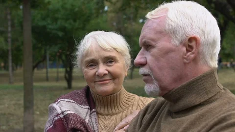 Happy old couple posing to camera sitting bench in park, togetherness, close-up Vídeo Stock 119014827
