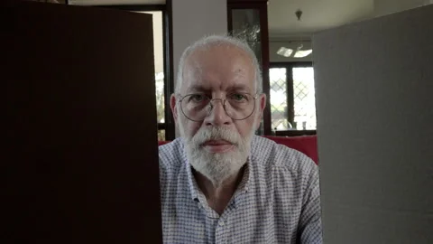 Happy old man opens the cardboard box of a purchase made in an online digital Vídeos de archivo 227892805