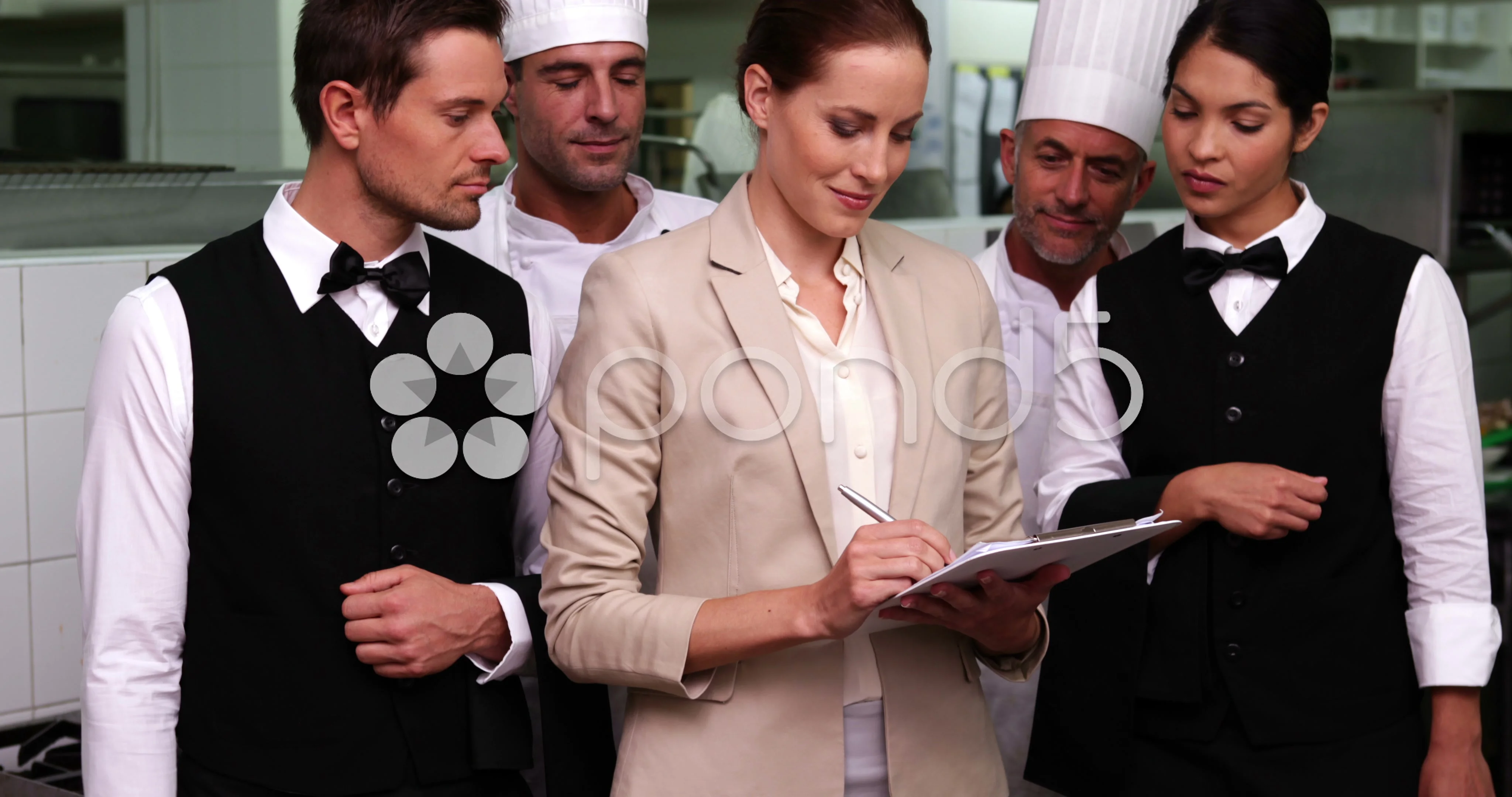 Staffing in management. Персонал ресторана. Персонал кафе. Менеджер общественного питания. Управляющий кафе.