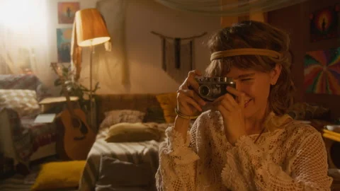Happy Retro Girl Taking Photos of Loved One on Vintage Film Camera Vidéo 296362376