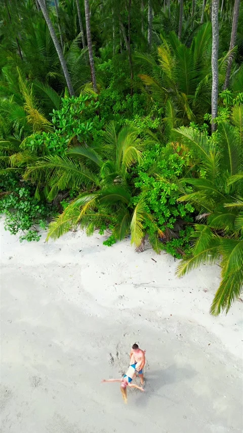 Happy Romantic Couple Having Fun On Tropical Beach Vídeos de archivo 276901267
