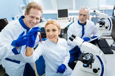 Happy scientists working with test tubes Foto stock
