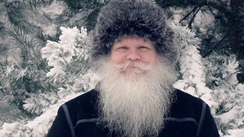 Happy senior man smiling on camera against snow-covered pine tree background Vídeo Stock 124050570