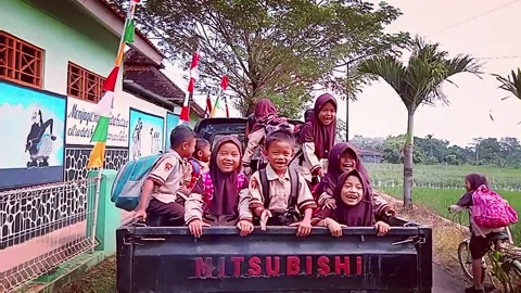 Happy smile when picking up the children from school 動画素材 202829260