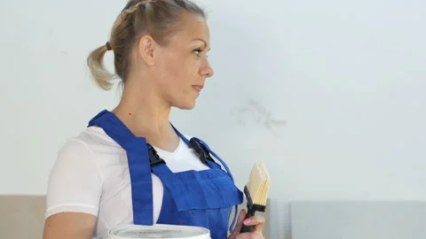 Happy smiling construction worker in uniform and tool at apartment house Video stock 90796117