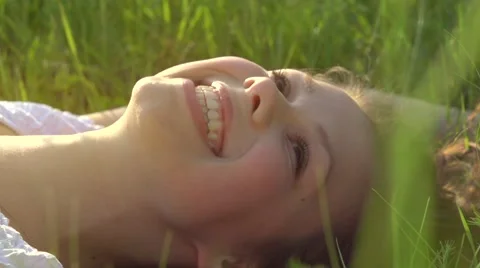 Happy smiling girl relaxing on green grass. Stock-Footage 59084650