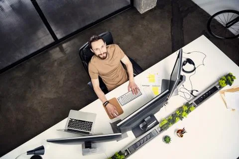 Happy smiling worker using computer Foto stock
