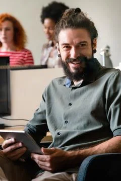 Happy software developers working on meeting, Programming advanced code 库存照片