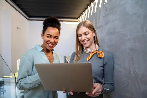 Happy software developers working on meeting, Programming advanced code art.. 库存照片