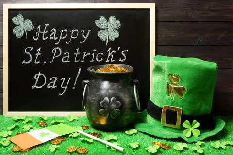 Happy St. Patricks Day chalk lettering on blackboard 스톡 사진