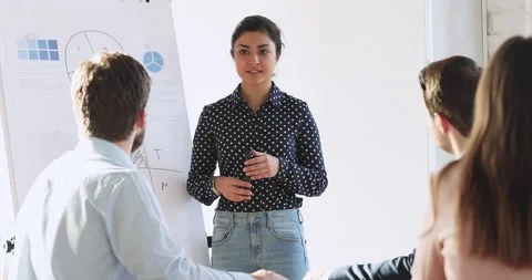 Happy trainer educating diverse people at office. Vidéo 130890636