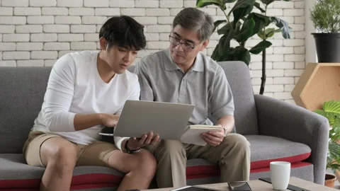 Happy two age generations asian men family old father writing paper Vidéo 139665590