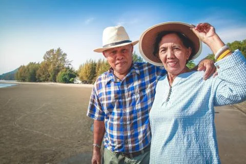 Happy two elderly couples come to the sea 库存照片
