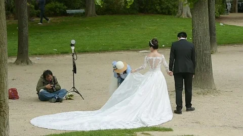 Happy wedding couple in Paris, Eiffel Tower Stock-Footage 73618363