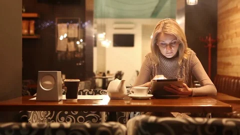 Happy woman with tablet computer Vídeo Stock 71834546