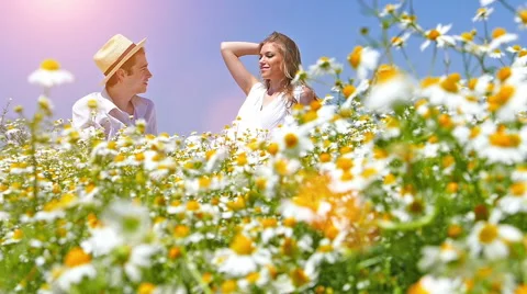 Happy, young couple in a chamomile field Vidéo 58326657