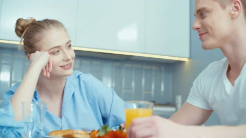Happy young couple sitting at dining table and talking. Vidéo 86718255