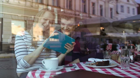 Happy young couple with tablet PC in a cafe 스톡 동영상 39794463