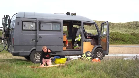Happy young man Surfer in front of grey van Vídeo Stock 249023644