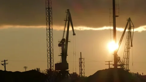 Harbor crane loading coal Video stock 69999834