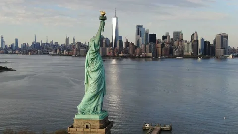 Harbor Island Monument Ringed by Water Near Manhattan 库存影片 129851796