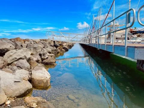 Harbor Pier with Reflection of the Blue Sky Foto stock