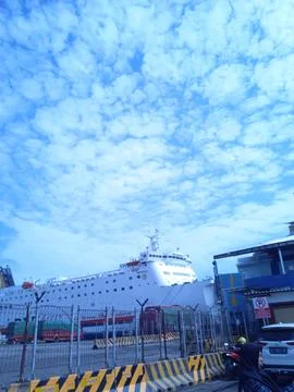 Harbor sky Фото