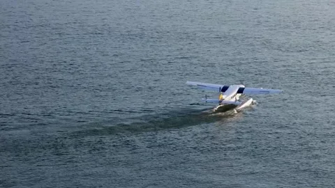 Harbor tour float-plane takes off from the blue water of Vancouver Harbor-Zoom Stock Footage 211775919